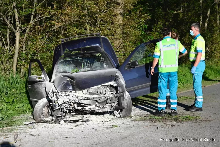 Gewonde bij ongeval in Wieringerwerf: bestelbus tegen boom