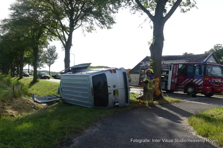 Bedrijfsbus op zijn kant in Waarland na mogelijke wilde rit