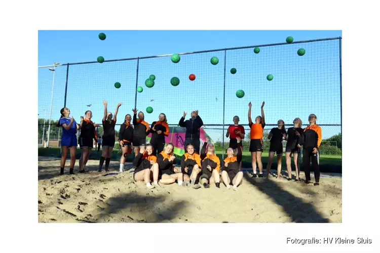 Lionsclub Anna Paulowna schenkt HV Kleine Sluis nieuwe beachballen