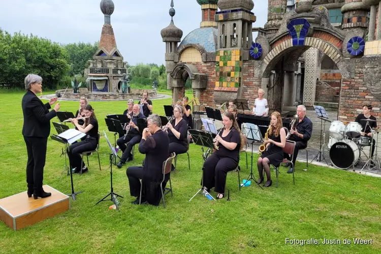 Stoelen van Munster Flowers naar het Nederlands Kremlin