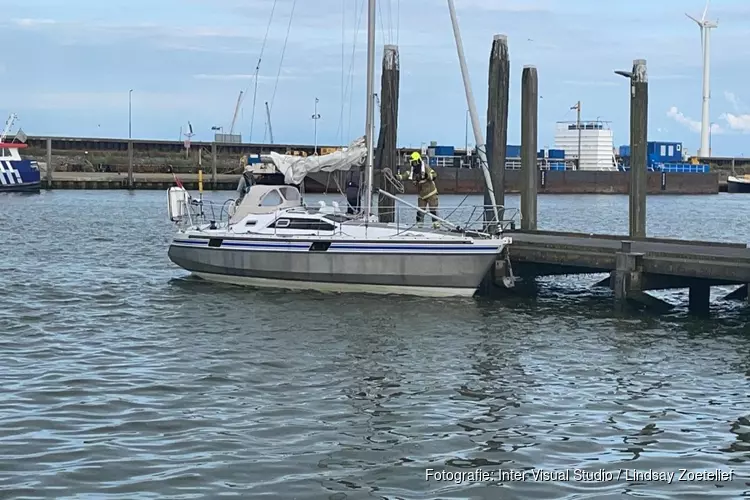 Brandje op zeilboot bij Den Oever