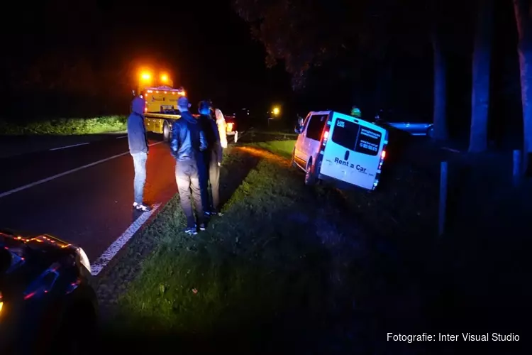 Personenbusje raakt van de weg in Middenmeer