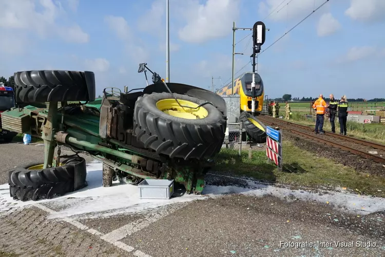 Aanrijding tussen tractor en een trein in Breezand