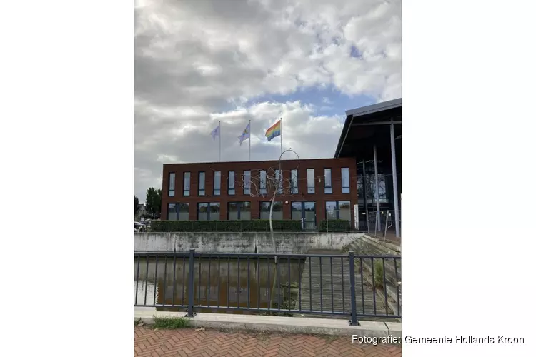Regenboogvlag gehesen op Coming out day