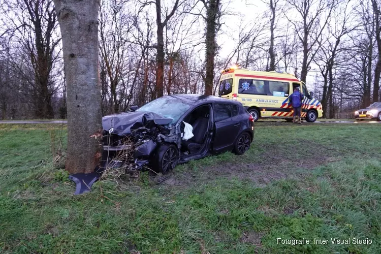 Automobiliste zwaargewond bij eenzijdig ongeval in Middenmeer