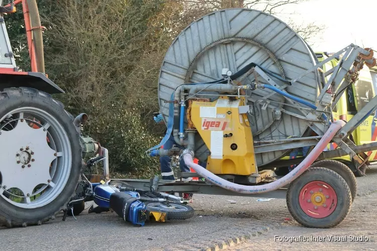 Bromfietser zwaargewond na botsing met tractor in Breezand