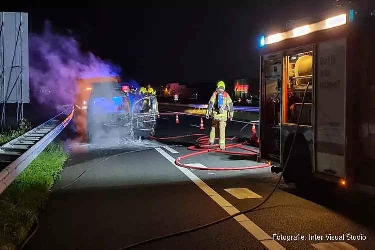 Auto vliegt opeens in brand op A7 bij Middenmeer