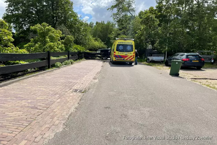 Fietser aangereden door bestelbus in Hippolytushoef