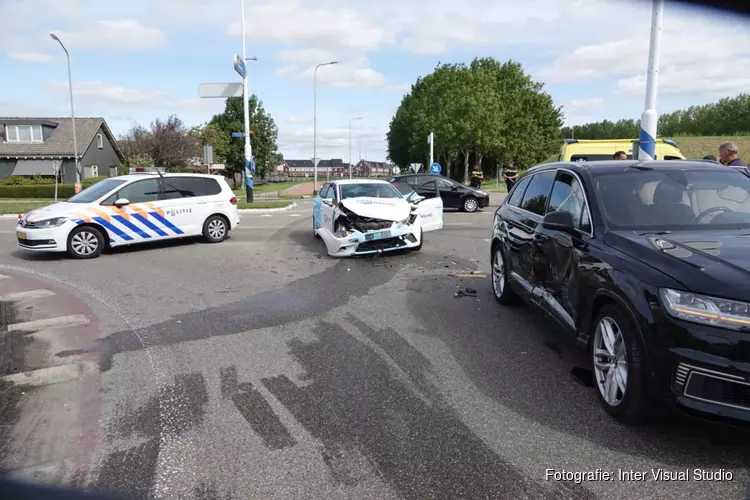 Twee auto&#39;s botsen op elkaar in Nieuwe Niedorp
