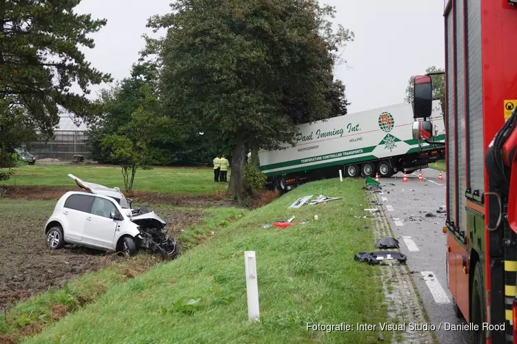 Ravage in Middenmeer, vrachtwagen in botsing met auto