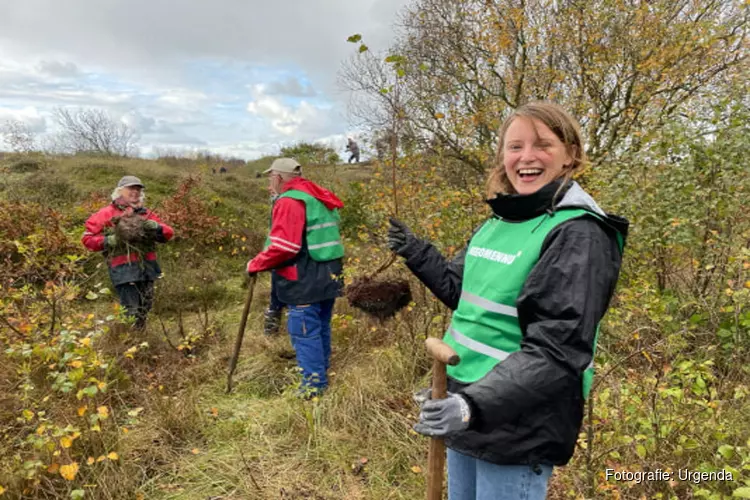 Wethouder Lilian Peters verplant de eerste boom van Hollands Kroon