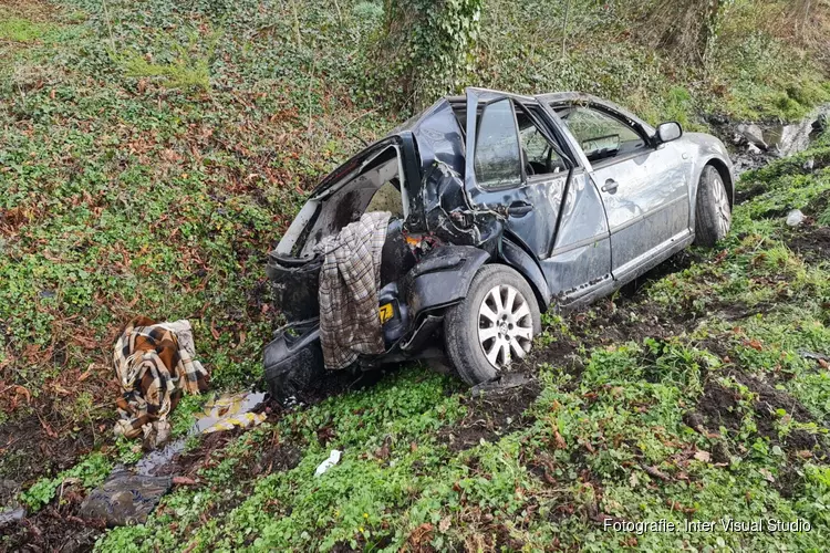 Ernstig ongeval in Slootdorp: automobiliste rijdt tegen boom