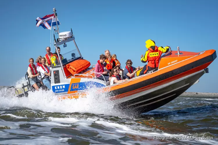 Nieuwe KNRM-reddingboot Den Oever gedoopt door watersportfamilie