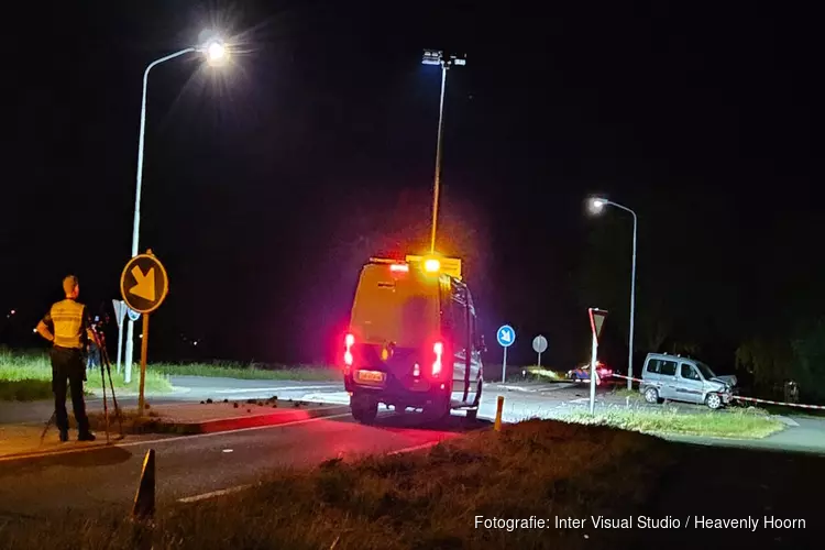 Auto zijwaarts in sloot na aanrijding in `t Veld