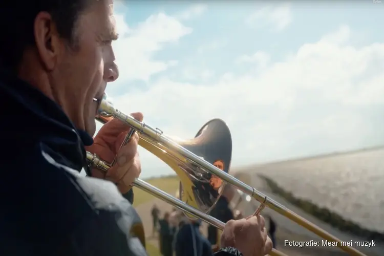 Groot Noordhollands/Fries orkest speelt op de Afsluitdijk