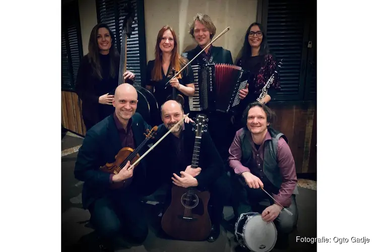 Zigeunerorkest Ogto Gadje in witte kerkje Wieringerwaard