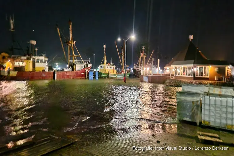 Waterballet in haven Den Oever: overstroming op kades