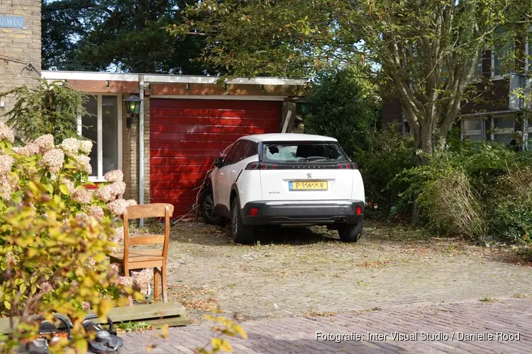 Auto tegen garage van woning gereden in Wieringerwerf