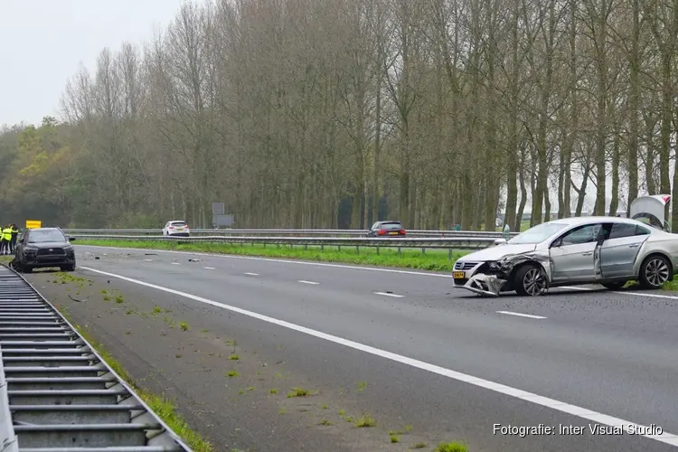 Ongeluk met twee auto's op A7: automobilist wil vluchten