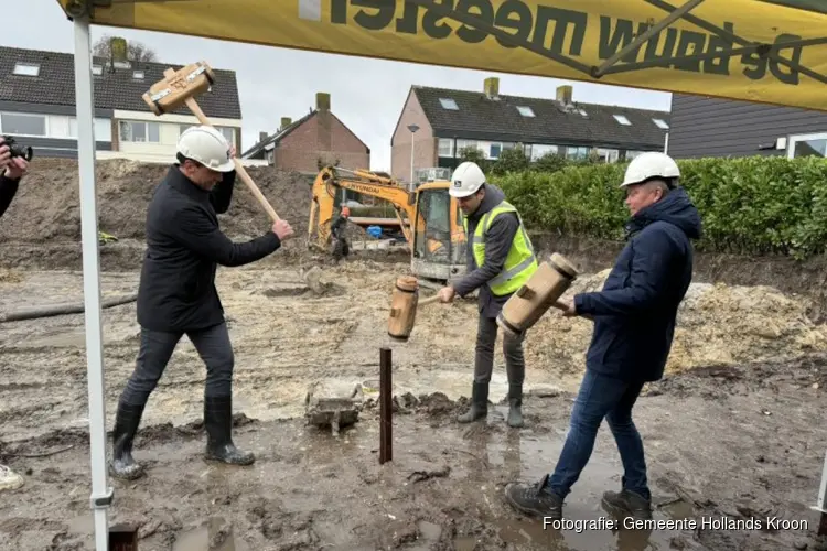 Eerste paal geslagen voor nieuwbouw zes woningen aan de Slingerweg in Hippolytushoef