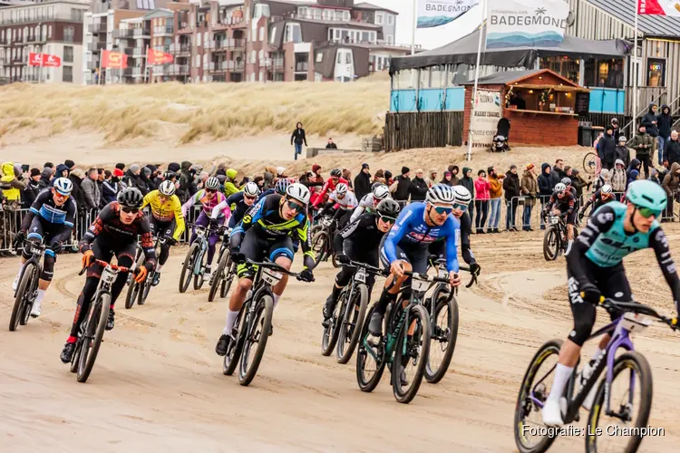 Tom Dumoulin aan de start van strandrace GP Groot Egmond-Pier-Egmond