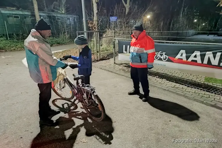 Veilig op de weg door fietslampjesactie bij DWOW Wieringerwerf