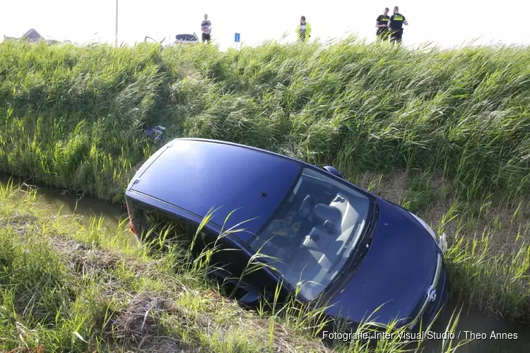 Auto te water na aanrijding Lutjewinkel