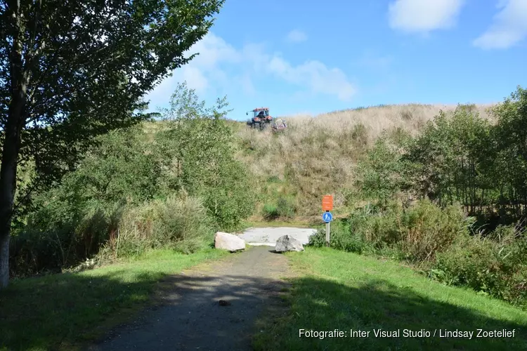 Tractor glijdt van heuvel af