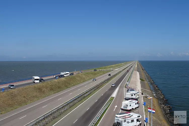 Lange file op Afsluitdijk: meer dan 1,5 uur vertraging richting Friesland
