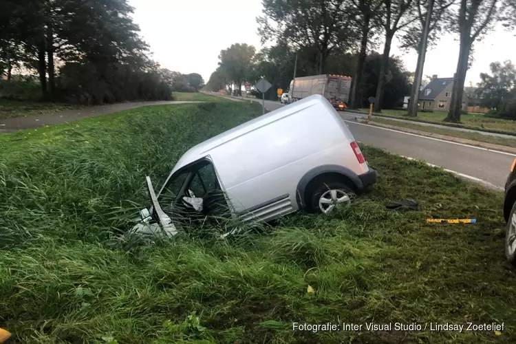 Bestelbus in greppel na aanrijding met vrachtwagen