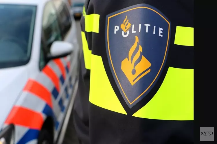 Auto vliegt over de kop en belandt in sloot