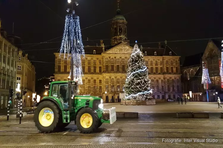 Eerste tractoren rijden Amsterdam binnen voor boerenprotest op de Dam