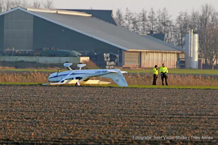 Vliegtuigje slaat over de kop bij landing in Middenmeer