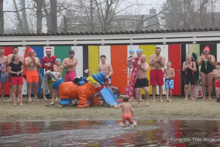 Frisse Nieuwjaarsduik in Zwembad ’t Petje