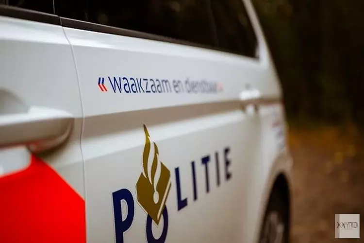 Auto knalt op boom in Slootdorp, bestuurder bevrijd door brandweer