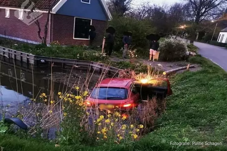 Auto te water in Barsingerhorn, drie personen aangehouden