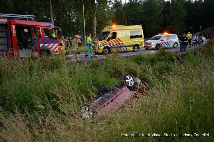 Auto raakt van de weg in Wieringerwerf