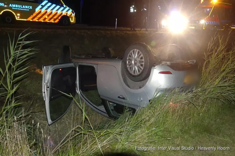 Auto op de kop in greppel Kolhorn