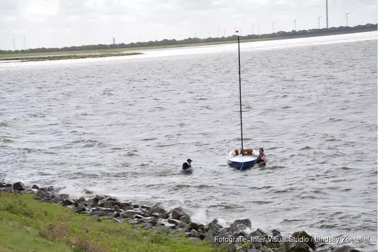 Man op bootje belt brandweer in paniek