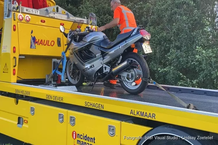 Motorrijder vliegt uit de bocht en breekt arm in Slootdorp