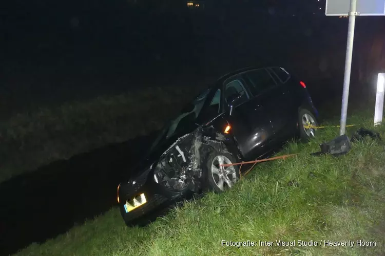 Botsing in Barsingerhorn: auto bijna te water