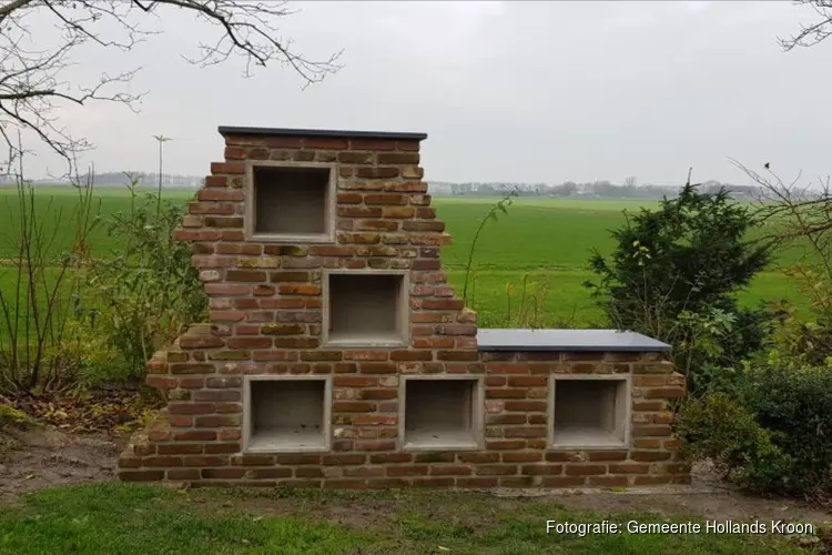 Urnenmuur op de begraafplaats bij de ruïnekerk in Oude Niedorp