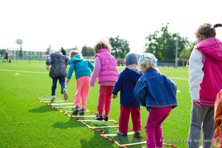 Gymleerkrachten Team Sportservice trekken buurt in voor buitenles