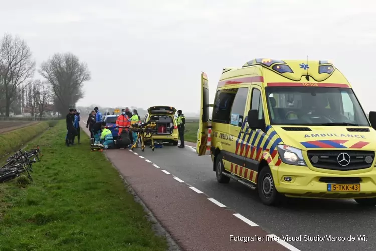 Wielrenner ramt paaltje en raakt gewond