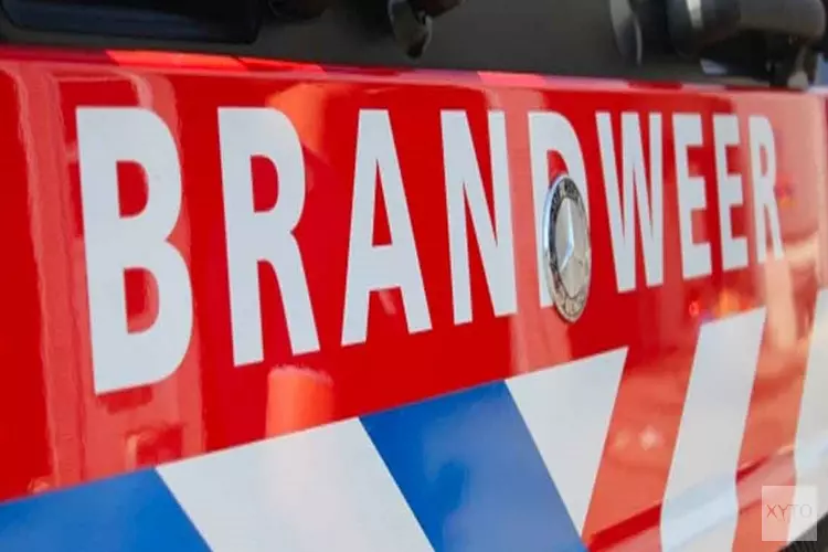 Geparkeerde auto in Den Oever door brand verwoest