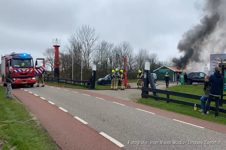 Uitslaande brand in schuur in Hippolytushoef, rook in wijde omgeving te zien